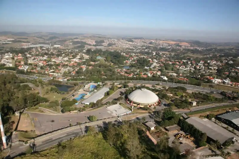 Imagem da vista aérea de Vinhedo mostra os arredores do Parque Municipal Jayme Ferragut para ilustrar matéria sobre o que fazer em Vinhedo em 1 dia