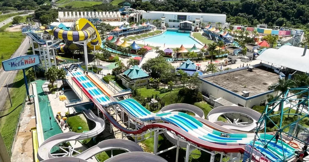 Imagem da vista aérea do Wet’n Wild mostra estrutura do parque aquático para ilustrar matéria sobre o que fazer em Vinhedo com crianças
