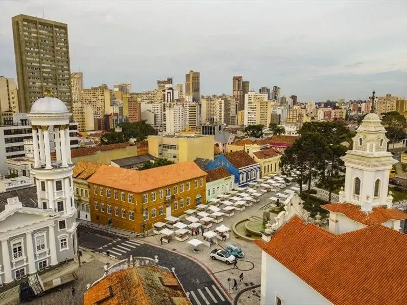 Imagem da vista aérea do Centro Histórico de Curitiba mostra prédios e feirinhas do Largo da Ordem para ilustrar matéria sobre o que fazer em Curitiba no final de semana