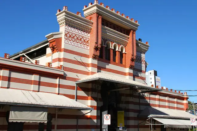Imagem da estrutura externa do prédio histórico onde fica o Mercado Municipal de Campinas