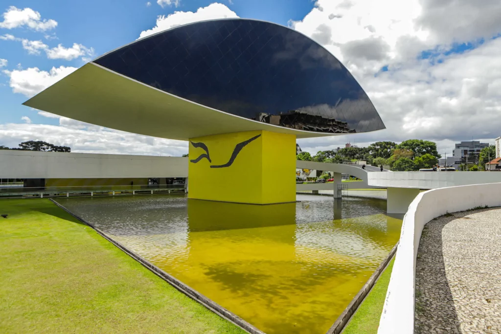 Imagem da fachada externa do Museu Oscar Niemeyer, em Curitiba, para ilustrar matéria sobre o que fazer em Curitiba no domingo