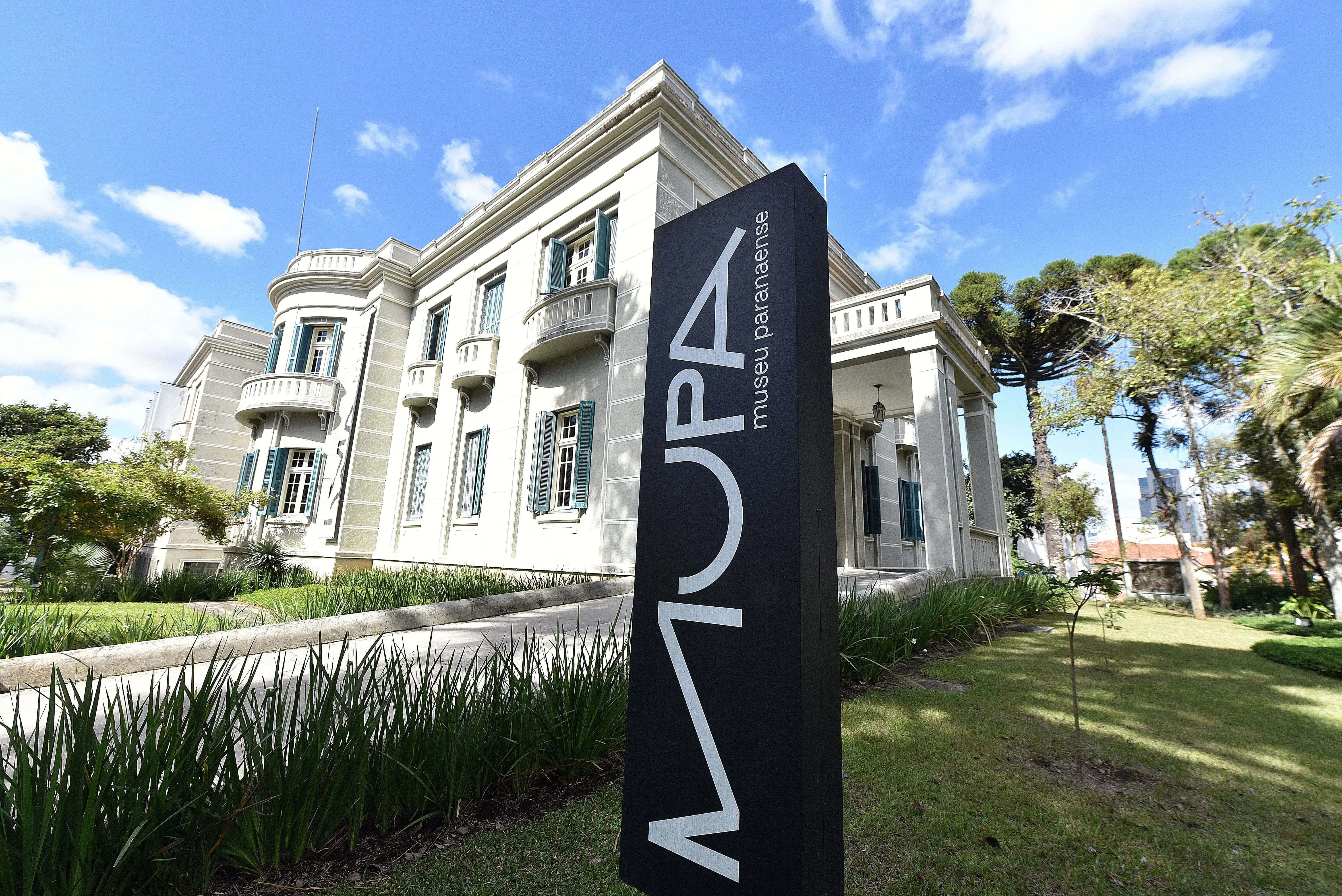 Imagem da fachada externa do Museu Paranaense (MUPA), em Curitiba, para ilustrar matéria sobre o que fazer em Curitiba com chuva