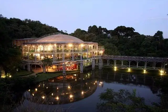 Imagem da vista externa da Ópera de Arame, em Curitiba, para ilustrar matéria sobre o que fazer em Curitiba em 2 dias