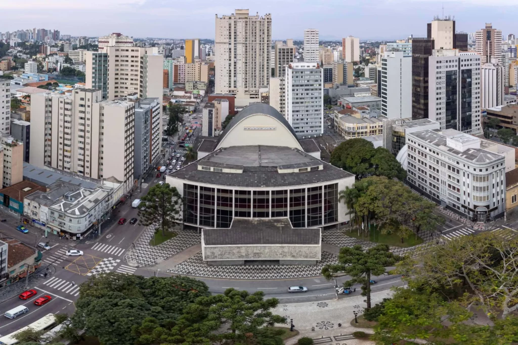 Imagem aérea da fachada externa do Teatro Guaíra, em Curitiba para ilustrar matéria sobre o que fazer em Curitiba à noite