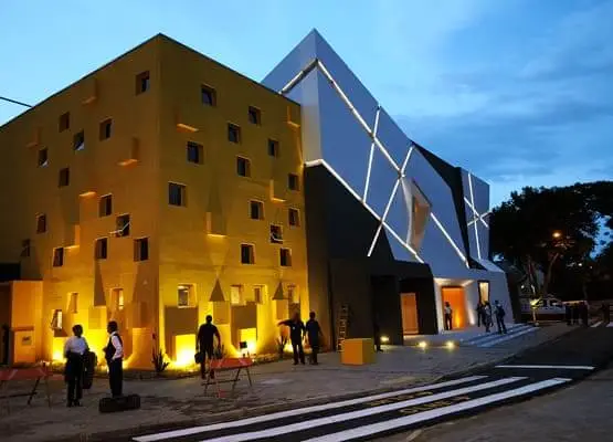 Imagem da estrutura externa do Teatro Municipal José de Castro Mendes, em Campinas