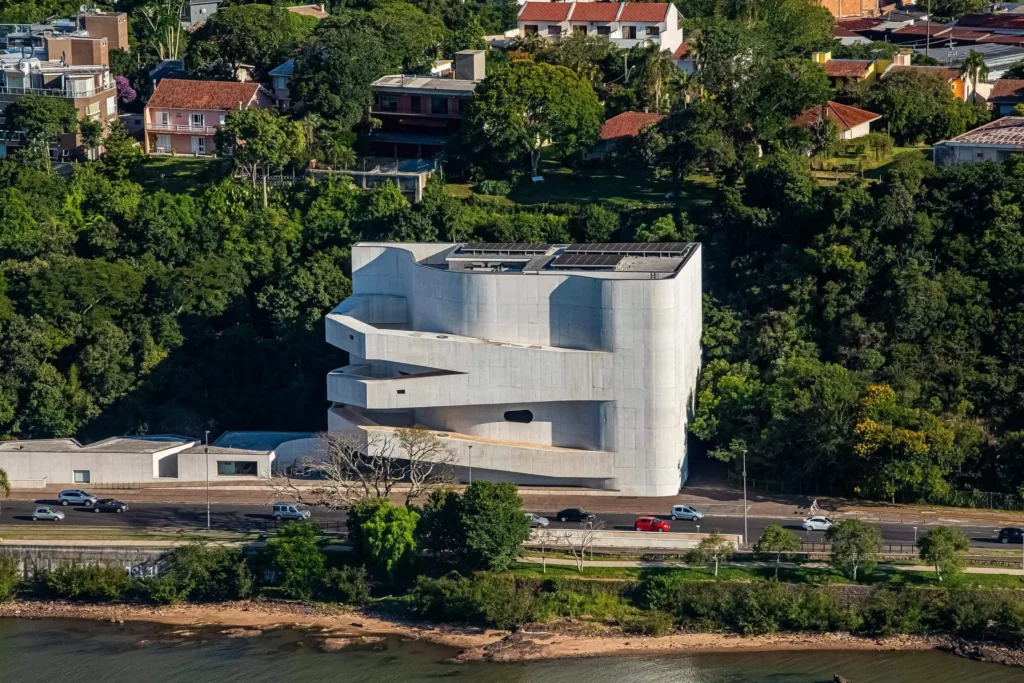 Imagem aérea da estrutura externa da Fundação Iberê Camargo para ilustrar matéria sobre o que fazer em Porto Alegre com chuva