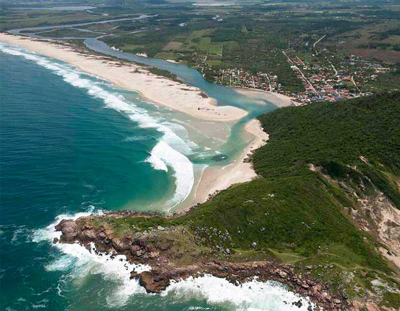Vista panorâmica da Praia da Guarda do Emabú, em SC.