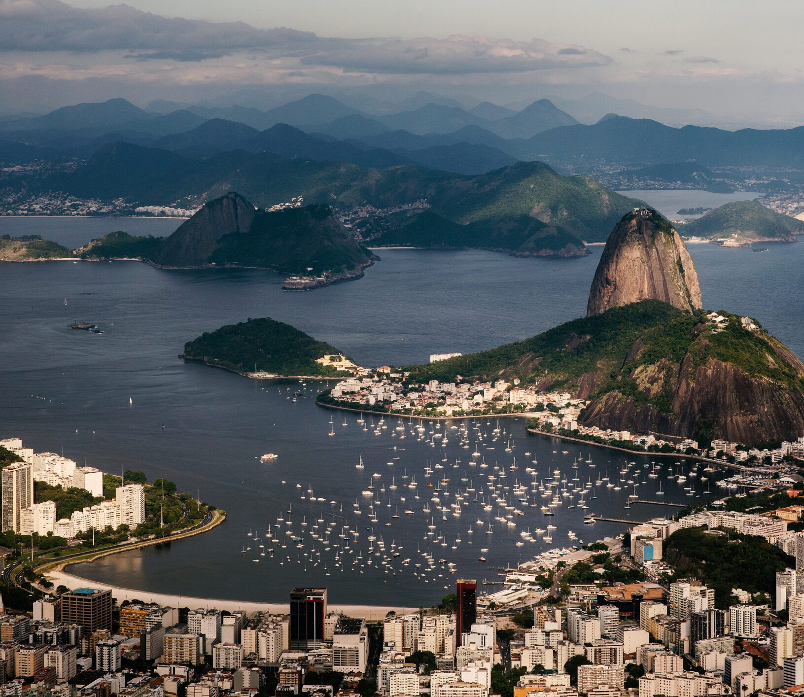 Localizado na entrada da Baía de Guanabara, o morro oferece uma vista panorâmica da cidade