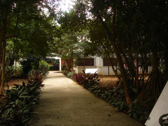 Foto que ilustra matéria sobre o Metrô Vila Mariana mostra parte do Parque Modernista com a Casa Modernista ao fundo