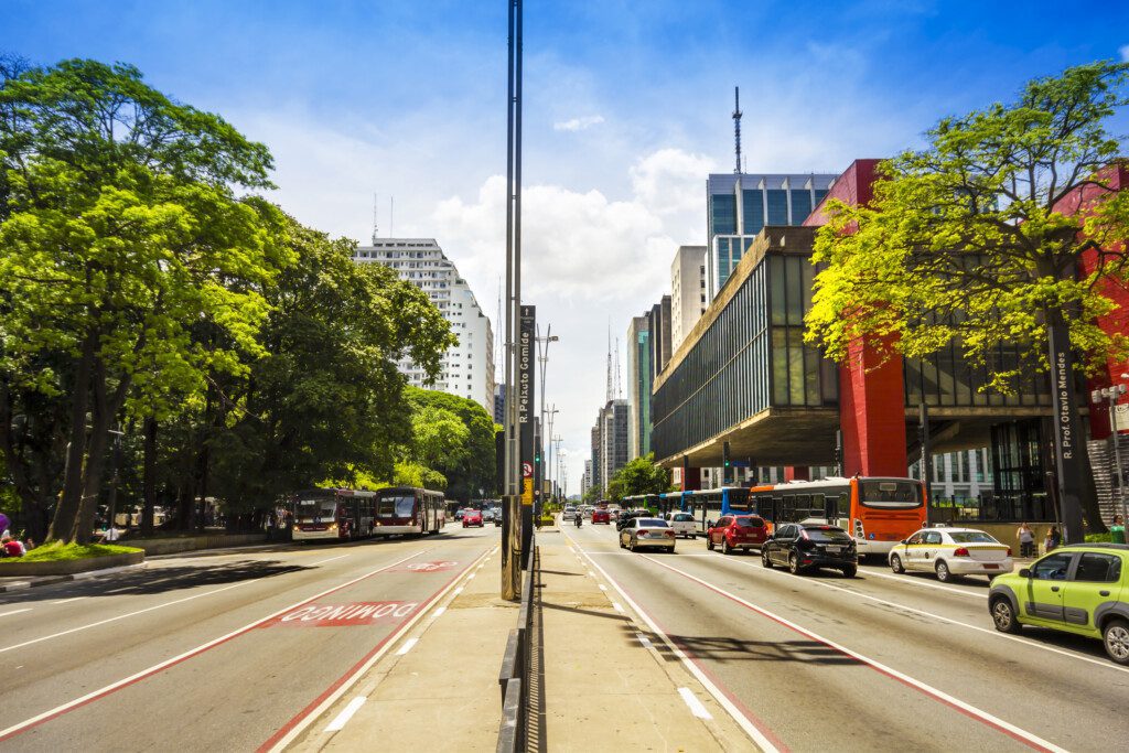 Foto que ilustra matéria sobre o Trianon Masp mostra a Avenida Paulista com visão do Museu de Arte de São Paulo do lado direito da imagem