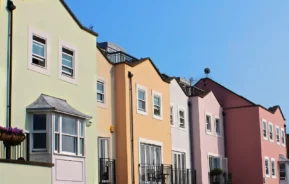 Imagem de um condomínio de townhouses com fachada moderna e colorida para ilustrar matéria sobre esse tipo de imóvel