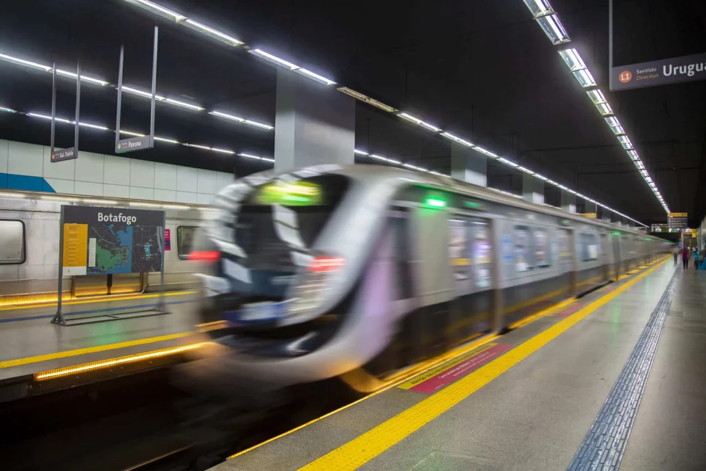 Imagem panorâmica de um metrô em movimento para ilustrar matéria sobre como chegar na Quinta da Boa Vista