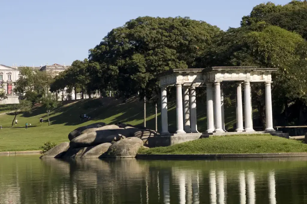 Imagem panorâmica do Templo de Apolo na Quinta da Boa Vista para ilustrar matéria sobre o endereço do parque Quinta da Boa Vista