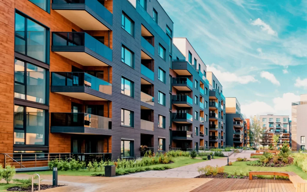 Imagem panorâmica de edifícios residenciais modernos em um condomínio para ilustrar matéria sobre o que é área total
