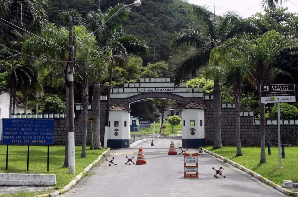 Imagem da entrada do Forte dos Andradas, no Guarujá, para ilustrar matéria sobre os passeios da cidade