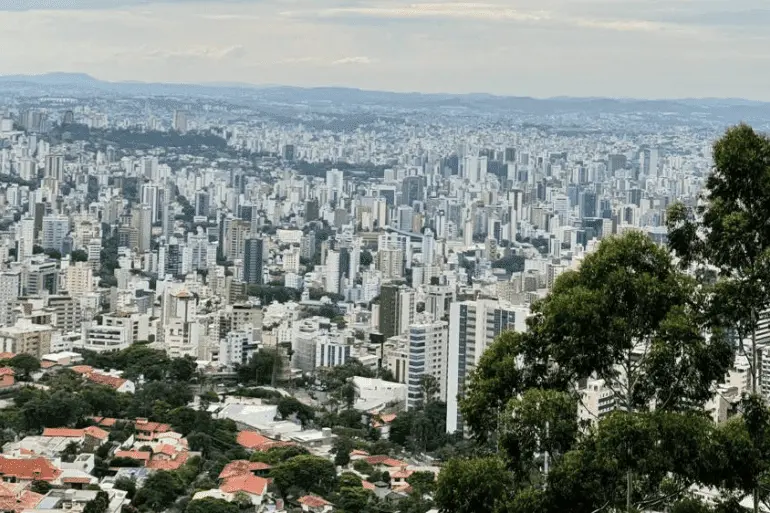 Imagem da vista aérea de Belo Horizonte mostra casas, prédios e vegetação para ilustrar matéria sobre os bairros mais caros de Belo Horizonte