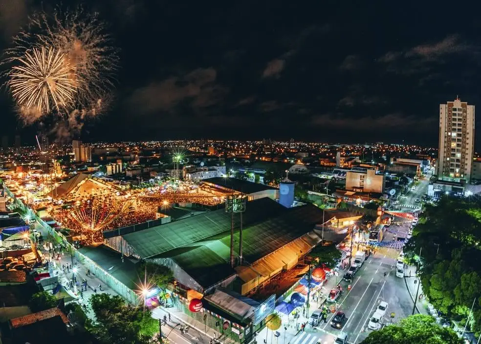 Imagem aérea de Campina Grande, na Paraíba, mostra cidade durante a noite e fogos de artifício no céu