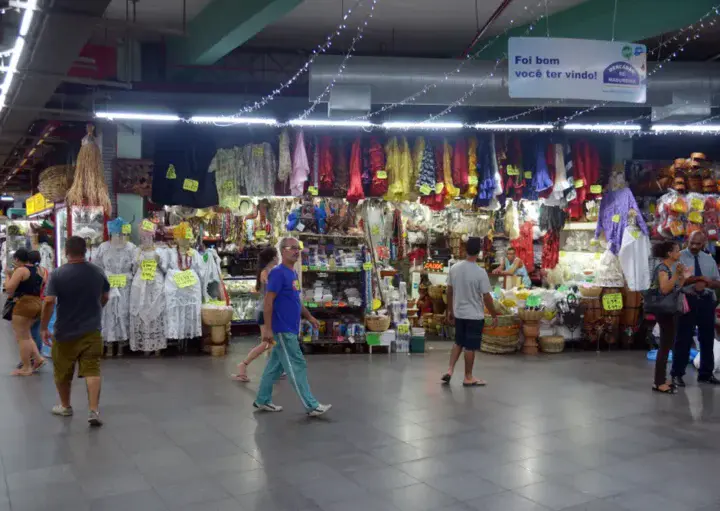 Imagem de visitantes andando pelos corredores do Mercadão de Madureira para ilustrar matéria sobre o Mercadão de Madureira, no Rio de janeiro