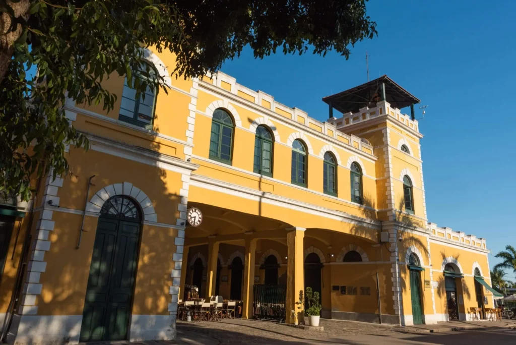 Imagem da fachada externa do Mercado Público de Florianópolis