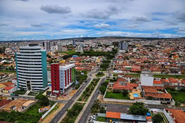 Imagem da vista aérea de Vitória da Conquista, na Bahia, mostra casas, prédios, avenidas e vegetação da cidade