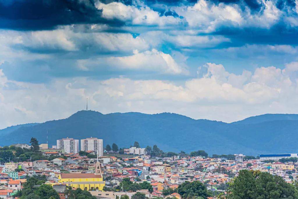 Imagem panorâmica da vista urbana de Várzea Paulista, em São Paulo, mostra prédios da cidade e montanha ao fundo