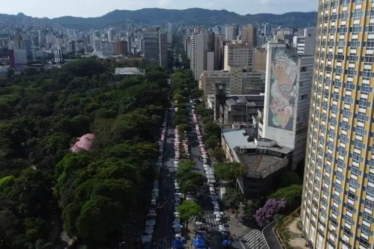 Imagem da vista aérea de Belo Horizonte mostra prédios, avenidas e vegetação ao redor para ilustrar matéria sobre os bairros bons e baratos de BH