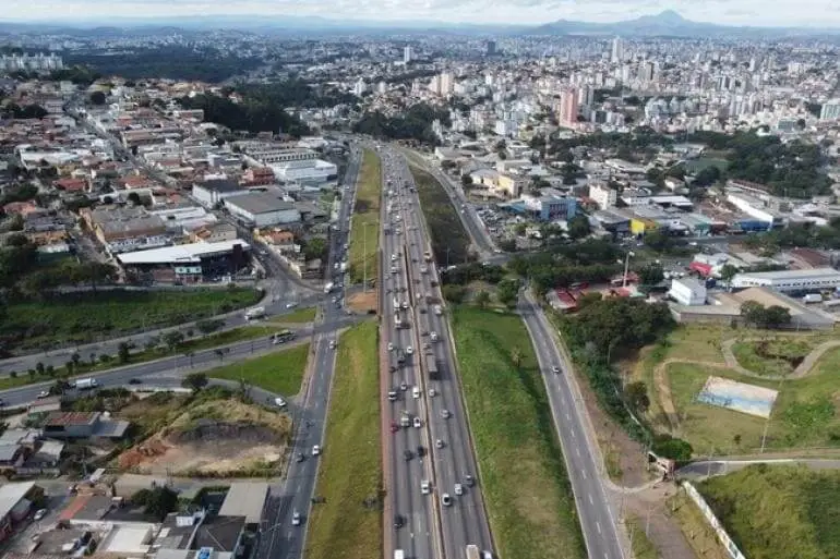 Imagem da vista aérea de Belo Horizonte mostra avenidas, casas e prédios da cidade para ilustrar matéria sobre os bairros bons e baratos para morar em Belo Horizonte