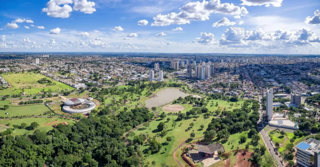 Imagem da vista aérea da cidade de Campo Grande (MS) mostra prédios, avenidas e vegetação da cidade