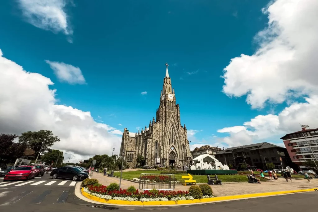 Imagem da Catedral de Pedra, em Canela, no Rio Grande do Sul, para ilustrar matéria sobre cidade fria