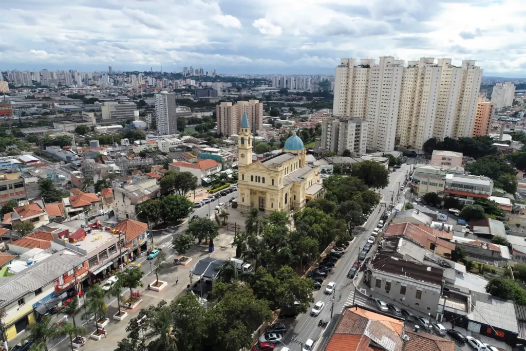Imagem da vista aérea da Freguesia do Ó, na Zona Norte de São Paulo, mostra prédios, avenidas e vegetação para ilustrar matéria sobre a divisão de zonas em SP