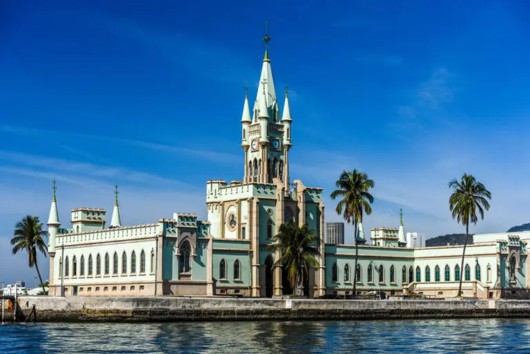 Imagem de museu histórico-cultural na Ilha Fiscal, no Rio de Janeiro