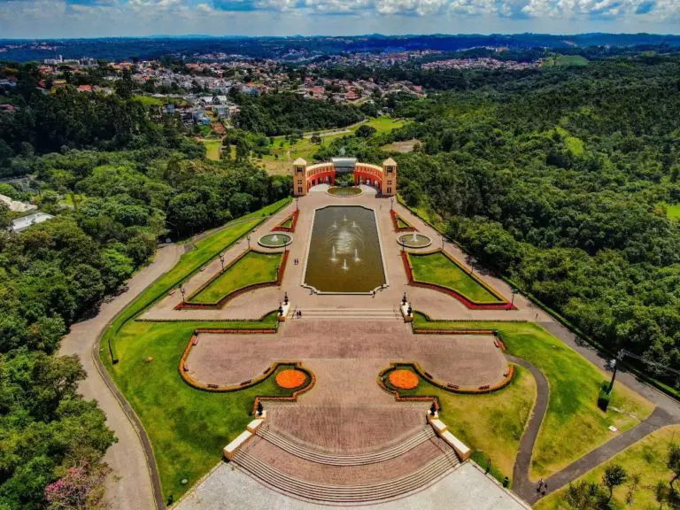 Imagem tirada do mirante do Parque Tanguá com vista para toda a área do parque para ilustrar matéria sobre lugar para passear em Curitiba