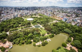 Imagem aérea da vista urbana da capital gaúcha mostra parque cercado por prédios para ilustrar matéria sobre os parques em Porto Alegre
