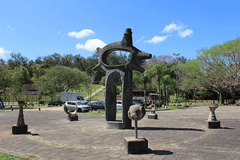 Imagem de estrutura no centro do parque Chico Mendes, em Porto Alegre