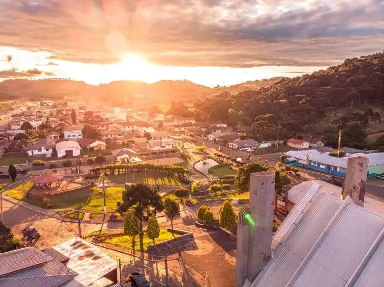 Imagem da vista aérea da cidade de Urupema, em Santa Catarina, durante o pôr do sol, mostra construções e vegetação do local para ilustrar matéria sobre qual a cidade mais fria do Brasil