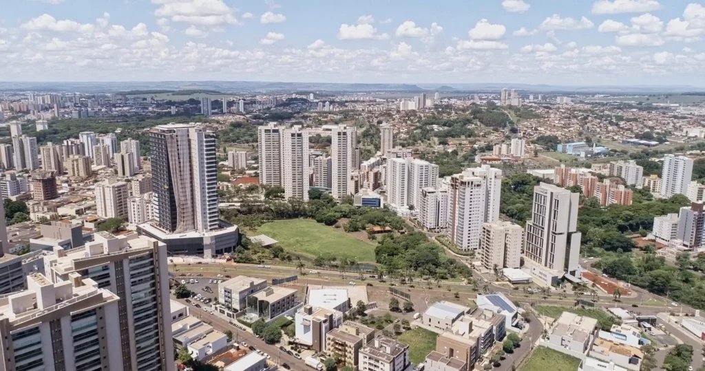 Imagem da vista aérea de Ribeirão Preto, em São Paulo, mostra prédios e vegetação da cidade
