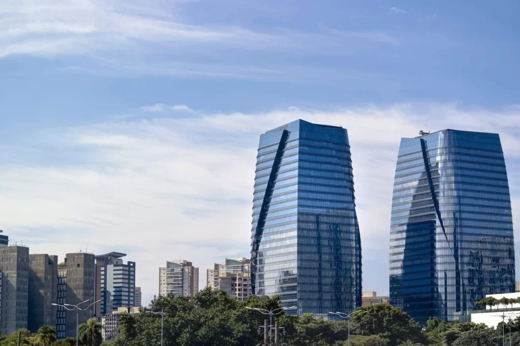 Imagem panorâmica de prédios modernos na Vila Olímpia e árvores das ruas para ilustrar matéria sobre a Zona Sul e as zonas de São Paulo