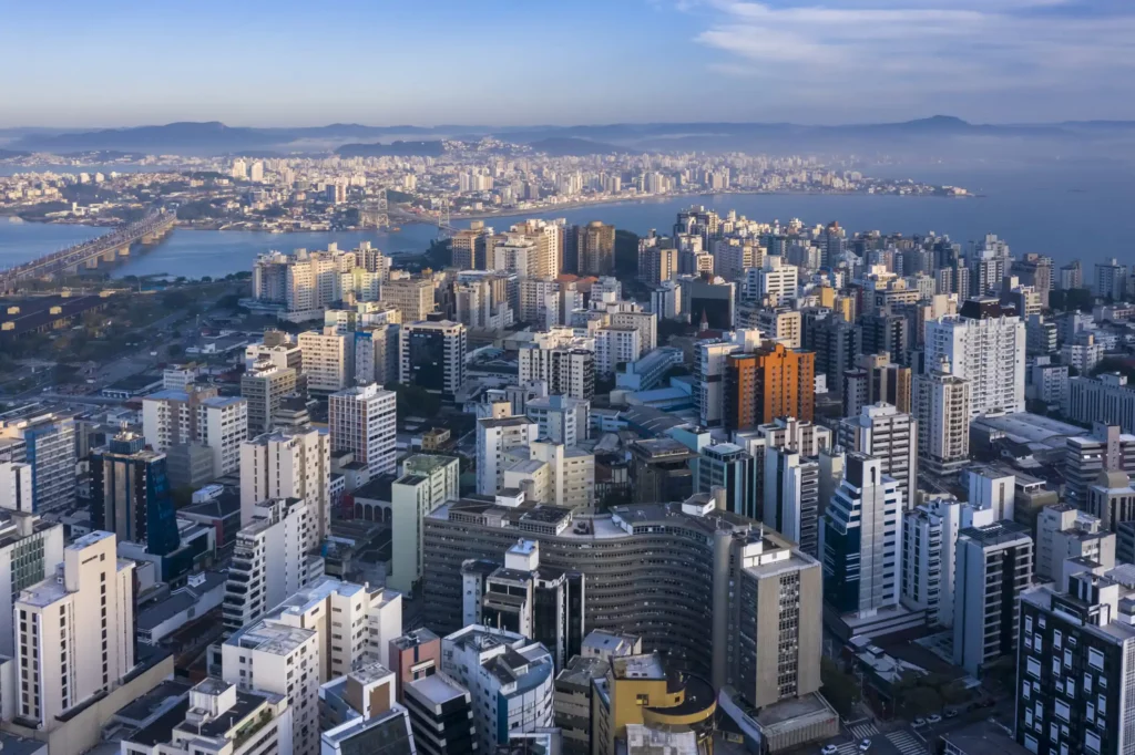 Imagem aérea de vista para prédios em Florianópolis para ilustrar matéria sobre qual é o custo de vida em Santa Catarina