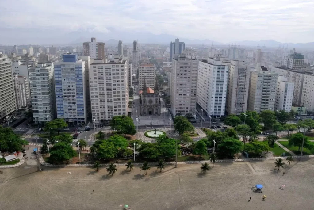 Imagem da vista aérea de prédios no Embaré, um dos bairros em Santos