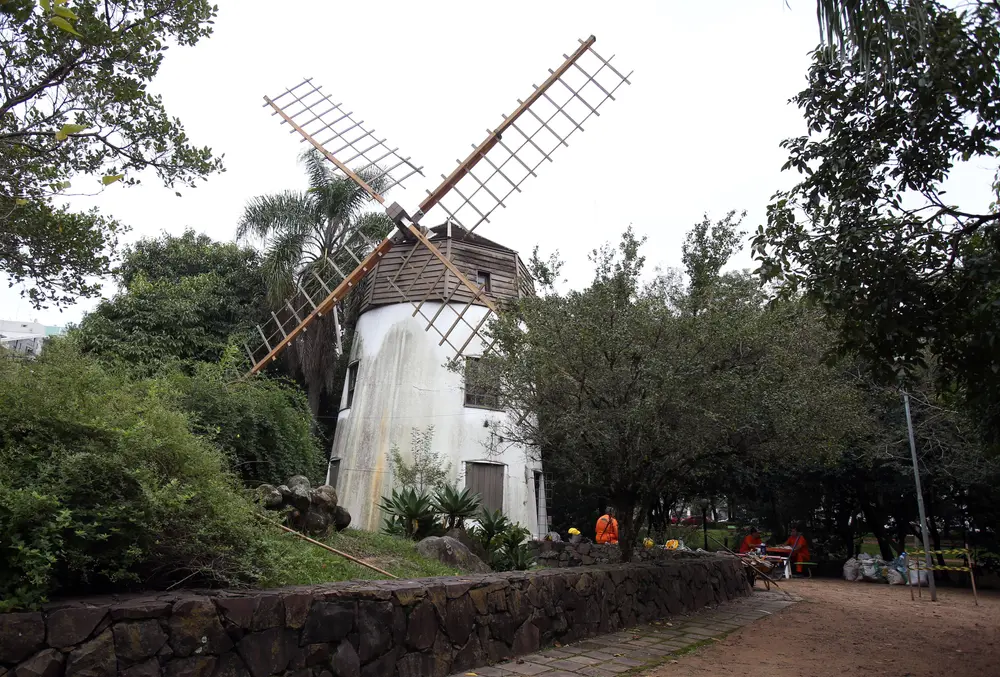 Em Moinhos de Vento você encontra ruas arborizadas, segurança e uma infraestrutura completa