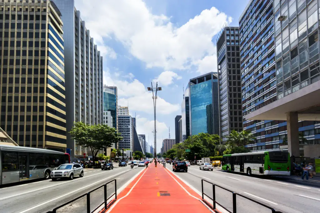 Imagem da Avenida Paulista, em São Paulo, mostra a avenida, carros e prédios em um dia de céu azul para ilustrar matéria sobre as melhores capitais do Brasil para morar