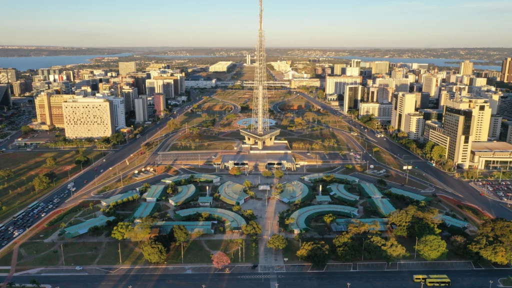 Imagem da paisagem urbana de Brasília mostra Torre de TV, prédios e lago ao fundo para ilustrar matéria sobre qual a melhor capital do Brasil