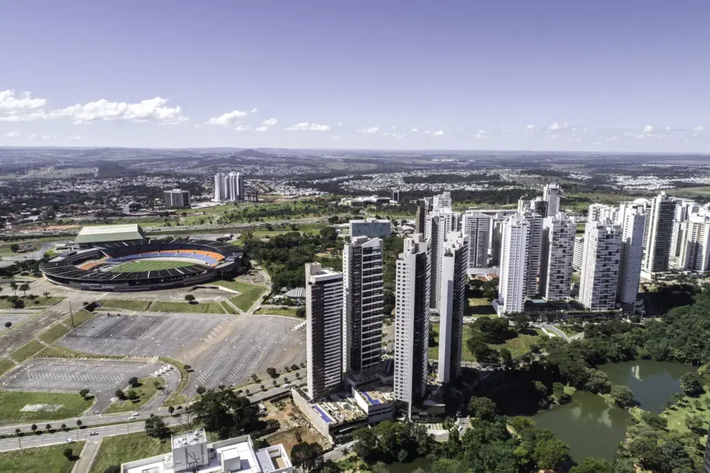 Imagem da vista aérea de Goiânia mostra estádio, avenidas, prédios e vegetação da cidade para ilustrar matéria sobre qual a melhor capital do Brasil para morar