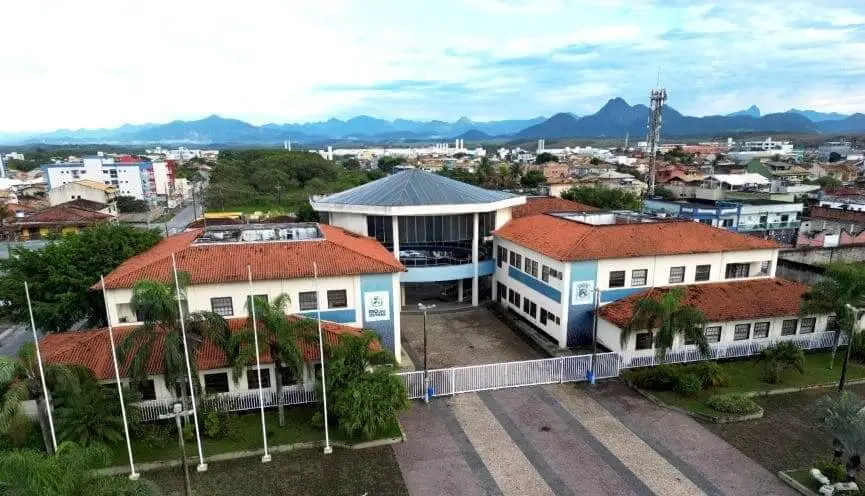 Imagem da vista aérea da paisagem urbana de Rio das Ostras, no Rio de Janeiro, mostra casarões e vegetação em uma área central para ilustrar matéria sobre a segurança no estado