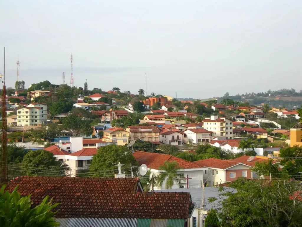 Imagem da vista aérea de Águas de São Pedro, em São Paulo, mostra casas e vegetação da cidade para ilustrar matéria sobre qual a cidade mais desenvolvida do Brasil