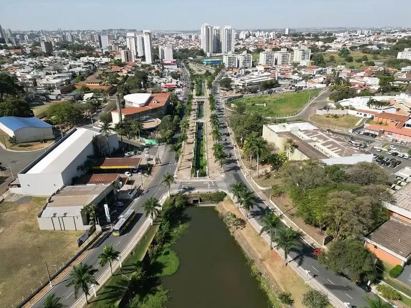 Imagem da vista aérea da cidade de Americana, em São Paulo, mostra avenidas, casas e prédios ao fundo para ilustrar matéria sobre a cidade mais desenvolvida do Brasil