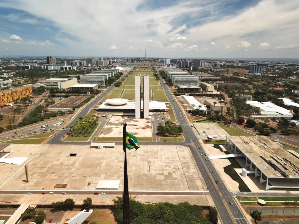 Imagem aérea com vista para a Esplanada dos Ministérios, em Brasília, para ilustrar matéria sobre a cidade brasileira mais visitada