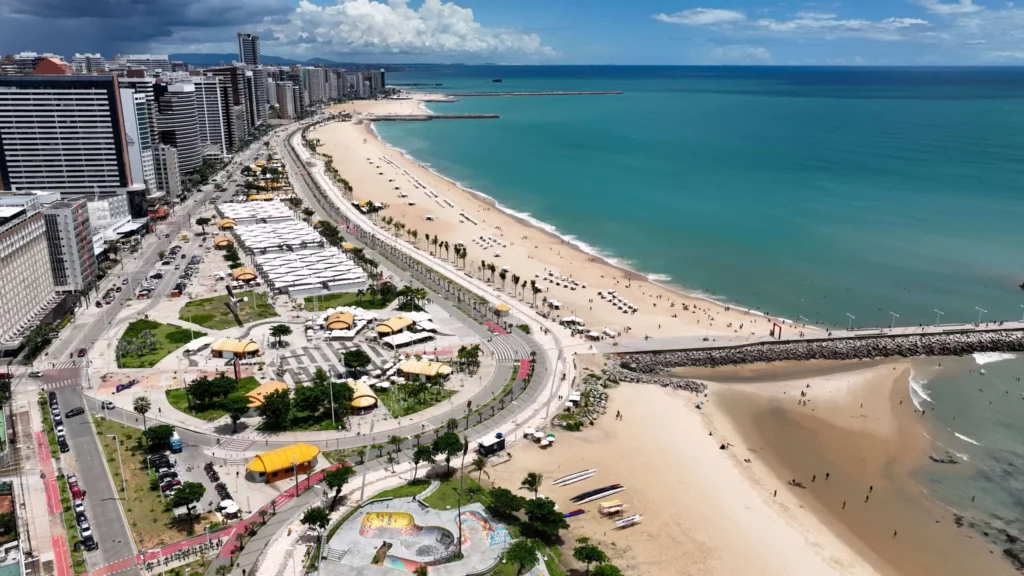 Imagem aérea de praia em Fortaleza para ilustrar matéria sobre as cidades com mais visitantes do Brasil