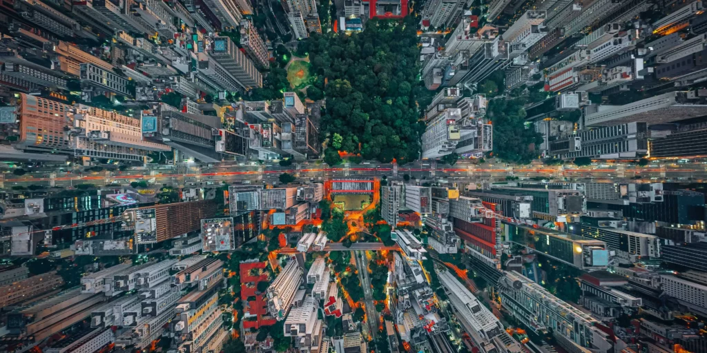 Imagem aérea da Avenida Paulista, em São Paulo com vista para os prédios da região para ilustrar matéria sobre as cidades do Brasil mais visitadas