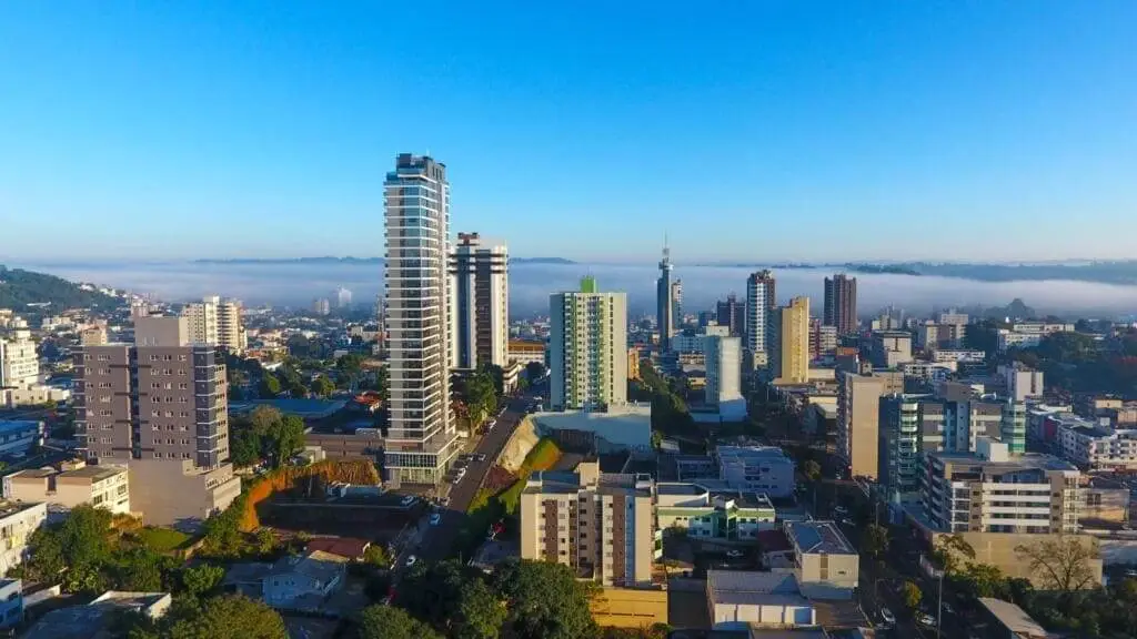 Imagem da vista aérea de Francisco Beltrão para ilustrar matéria sobre cidades desenvolvidas no Brasil